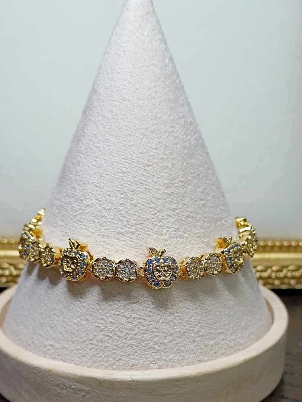 New Gold Crystal Apple Link Bracelet - Women Jewelry 🚨